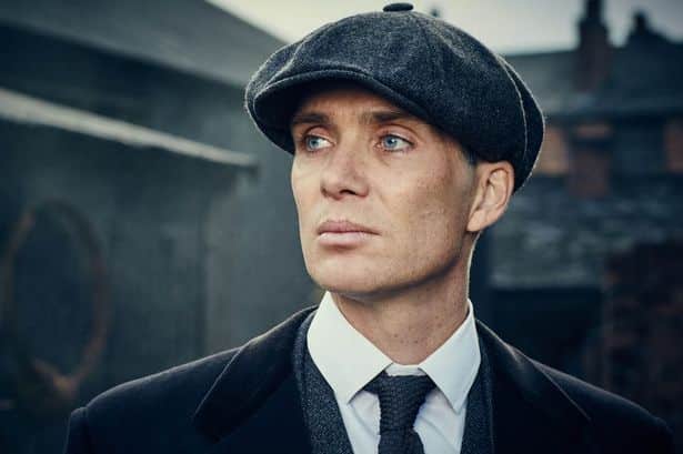 Tommy Shelby, i Serien Peaky Blinders, med en Peaky Blinders Cap